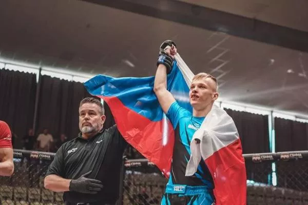 Peklo českého reprezentanta v kleci. Na čtyřikrát mu soupeř zlomil nos, přesto šel za výhrou