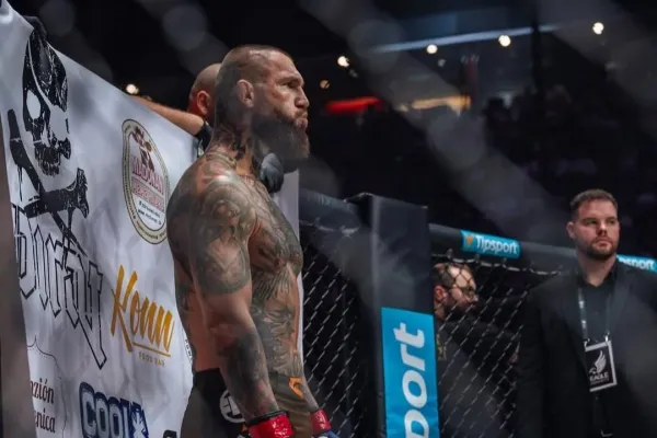 Pirát ukázal oteklý loket zalitý modřinami. Přesto cítí zlepšení