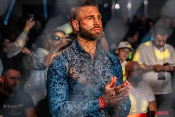 Předvánoční dárek. Procházka se známým youtuberem vybrali přes 2,6 milionu korun