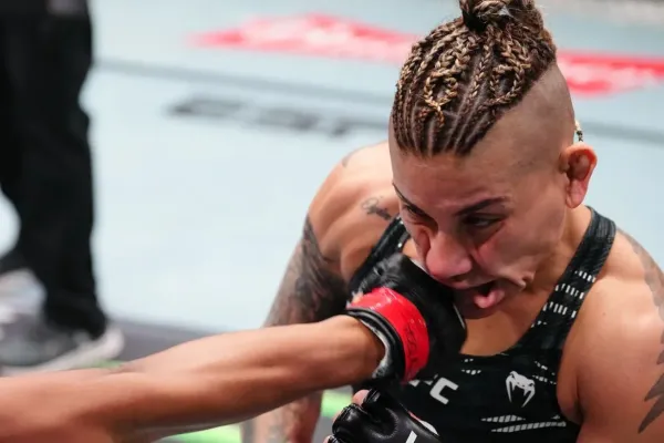 Přemožitelka Pudilové v UFC řádila. Brazilku složila drtivou kombinací