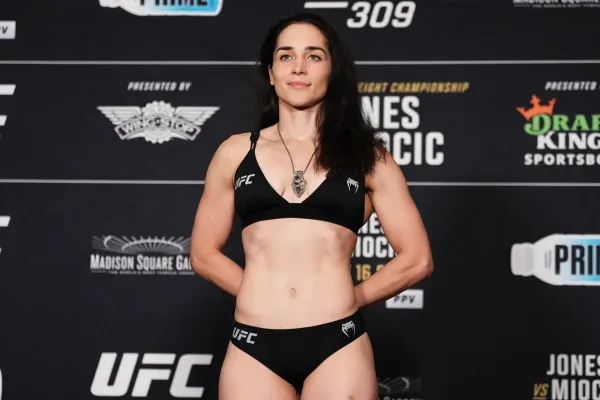 Příliš krásná pro MMA. Bojovnice UFC oslnila na váze