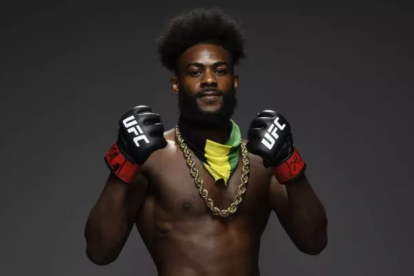 Připadám si jako nevlastní rudovlasé dítě, postěžoval si šampion UFC uvězněný v nemilosti