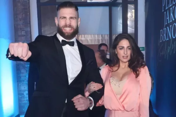 Procházka nahodil oblek, vyrazil na ples s tajemnou ženou. Fanoušci ho poté zasypali salvou návrhů