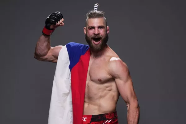 Procházka o titul UFC. Zvyšte Pereirovi plat, je to Bůh, žádají fanoušci po McGregorově stažení