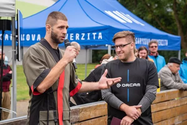 Procházka rozdával medaile na turnaji nevidomých fotbalistů. Posune se v žebříčku a co soupeř v UFC?