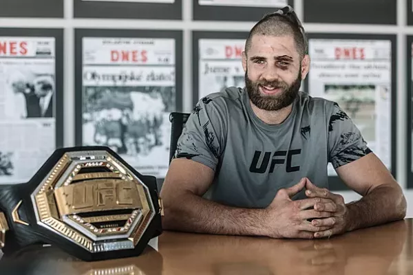 Procházka se vážně zranil, chybět může až rok. A vzdal se titulu UFC