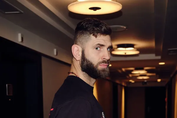 Procházku budete milovat. Jako šampion UFC vám prostě sedí