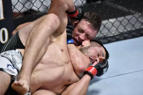 První a nečekaná porážka v UFC. Muradov odklepal zápas. Král submisí ho uškrtil