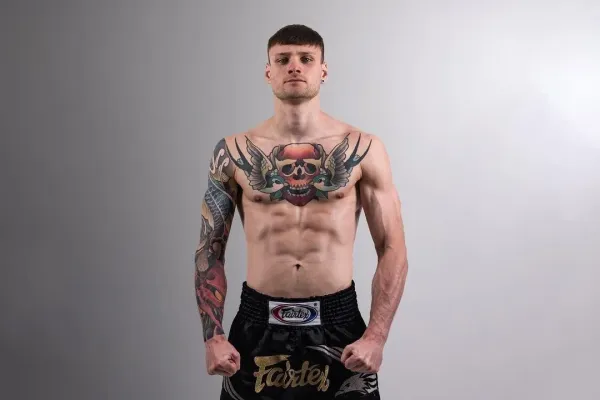 Půjdu do roboty a pak se domů vyspat. Těší se na zápas třinecký fighter, který sbírá umělecká díla