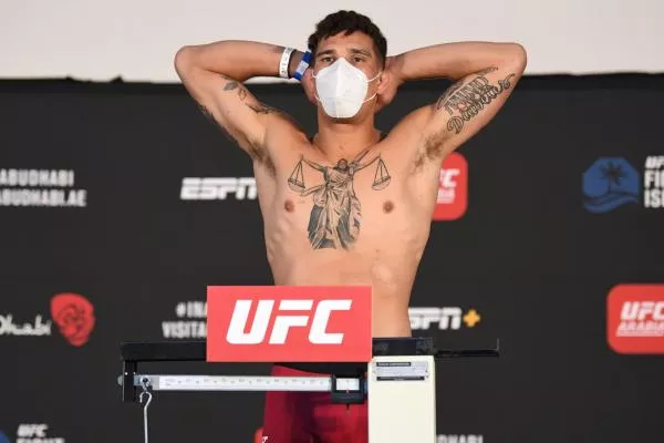 Rány pěstí i kolena na hlavu. Zloděj zkusil ukrást auto, majitelem byl bojovník z UFC. A tvrdě trestal