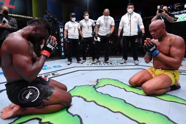 Respekt, smutek a slzy. Vítěz se omlouval, porazil legendu. Silva dostal TKO