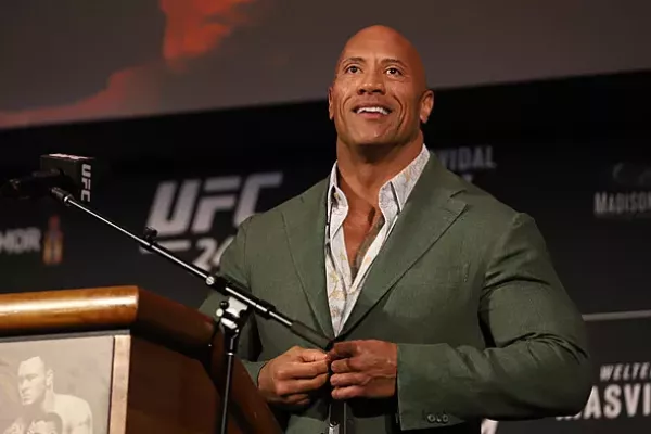 Rocku, jsi s námi? Zápasníky z UFC nutí nosit boty slavného herce. Bez odměny