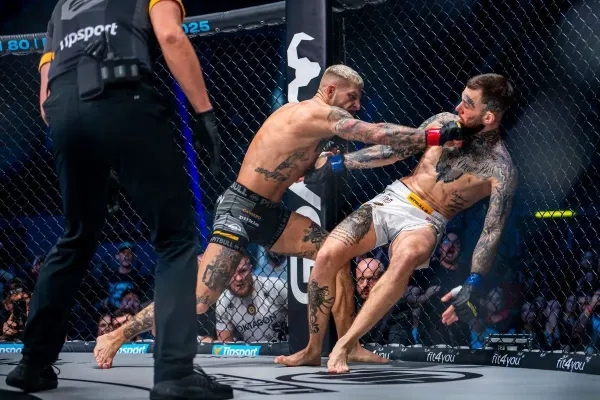 Roušal nadchl fanoušky. KO. Několikrát poslal soupeře tvrdě k zemi