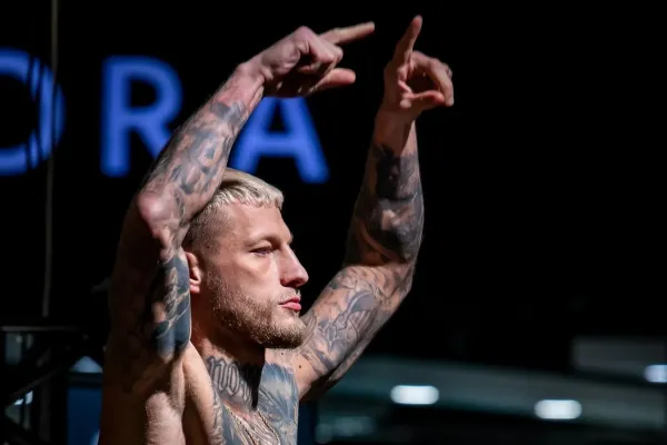 Roušal neměl lehké dětství. Ve dvanácti dostal baseballovou pálkou do hlavy