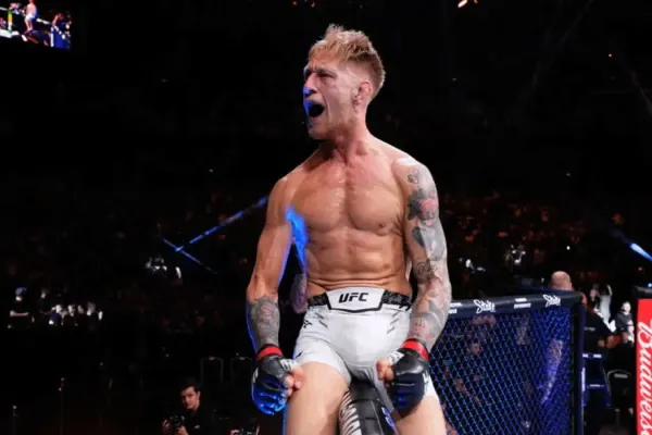 Rozhodčí viděl dost a vysvobodil potácejícího se zápasníka UFC