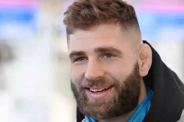Šampion Jiří Procházka s úsměvem na tváři představuje ultimátní cíl