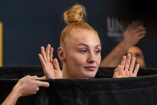 Šampionka musela na váze do naha. Slovák pořádně přepálil