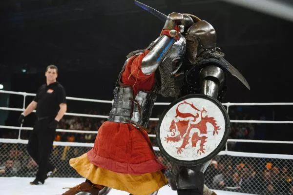 Šílené, brutální? MMA rytířů s meči a štíty. Podívejte se