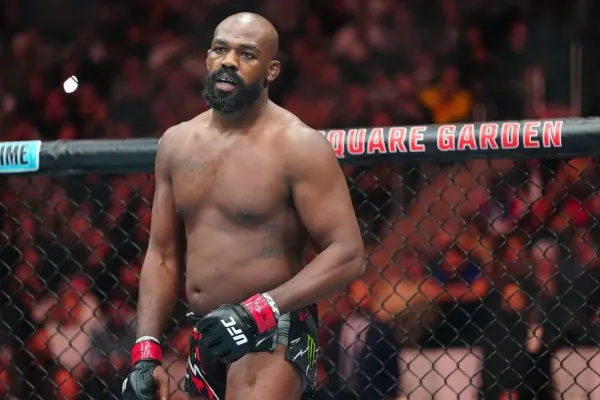 Slavný bijec rozpoutal bouři. Navštívil kontroverzního muže, střílel i ze zbraní