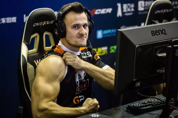 Slavný hráč CS:GO přesedlal na boj v kleci, soupeři kulturistovi zlomil očnici