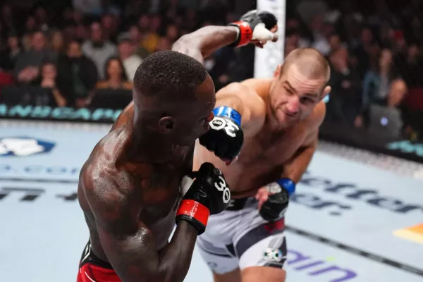 Šokující výsledek v Sydney. Tarzan rozstřílel Adesanyu a stal se novým králem UFC