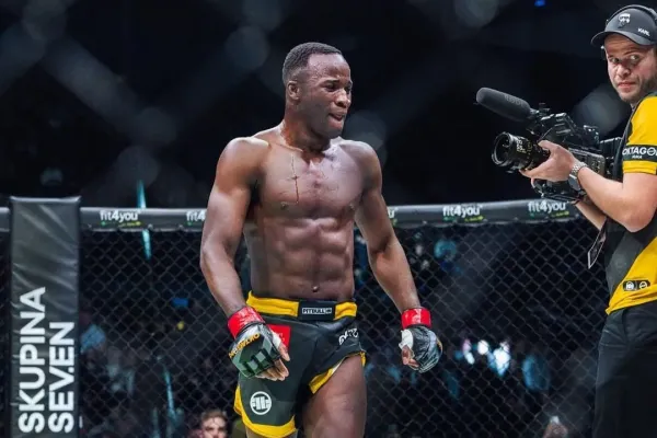 Soupeř z UFC se opřel do Keity. Shazuje absurdní množství kil, aby měl výhodu