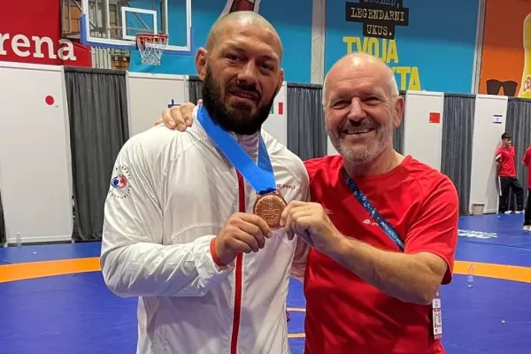 Srdce bušilo, ve tmě koukal do stropu a usmíval se. Tohle bych přál každému, zářil Omarov