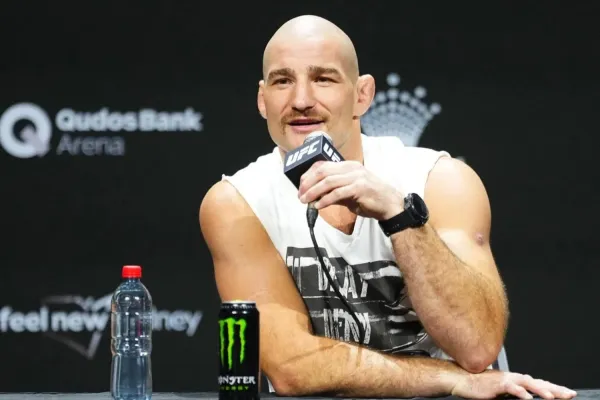 Strickland odsoudil velkolepý zápas. Polonahým zápasnicím by přilil do klece olej