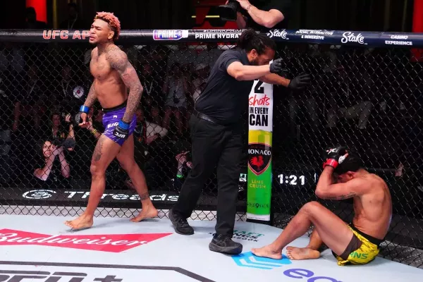 Střídání stráží. Neporažený mladík nemilosrdně zničil veterána UFC
