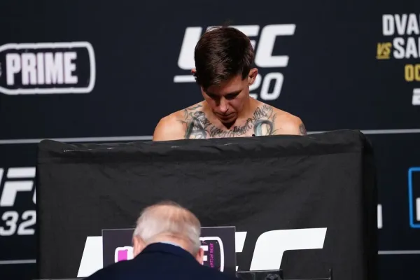 Sundala všechno oblečení, šla za plentu, přesto nesplnila váhu