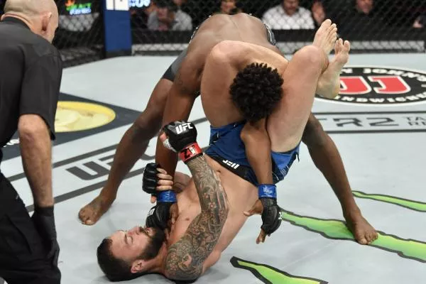 Svět UFC zůstal omráčen, rozhodčí nechal bojovat zápasníka s vykloubenou rukou