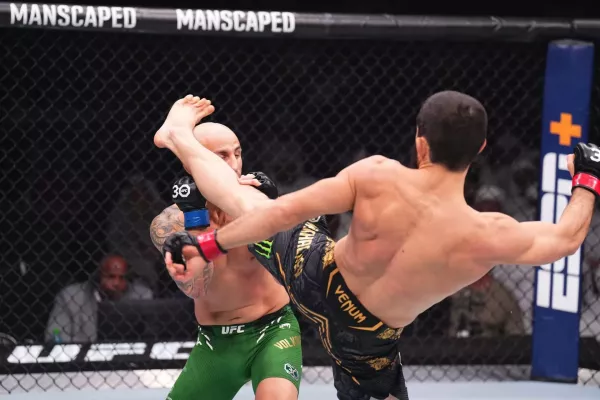 Symbolika a návrat do minulosti. Šampion UFC padl podruhé po kopu do hlavy