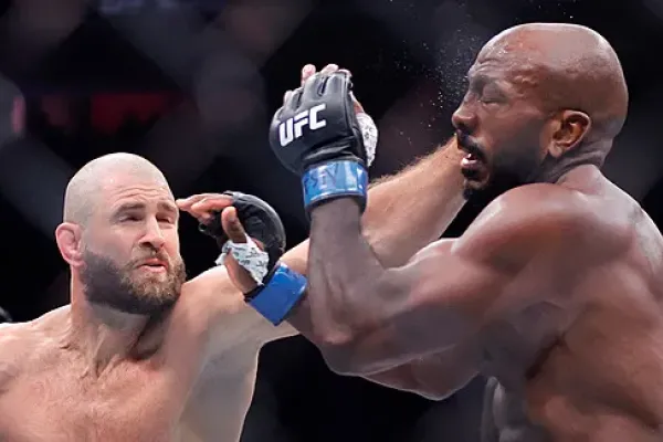 Teď o titul? Procházka dvě kola prohrával, pak rozjel chaos a Američana knokautoval