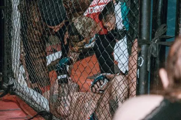 Ten musí mít ukrutnou sílu. Zápasník MMA rozboural při fightu klec
