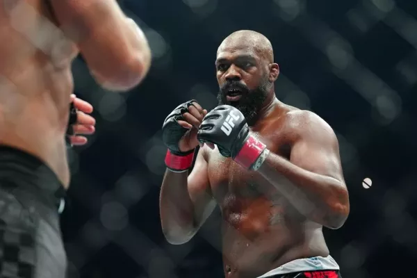 Těžké časy šampiona UFC. Zbavte ho titulu, žádají fanoušci a založili petici