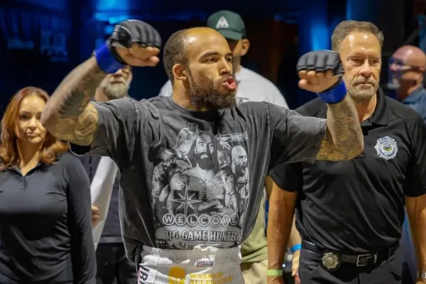 To se jen tak nevidí. MMA bojovník vypadl z klece