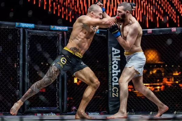Tohle na tréninku MMA často nezažijte. Český zápasník vsadil na tužku a sešity. Podívejte se