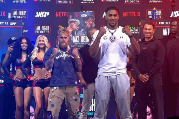 Tohle nikdo nečekal. Staredown Jakea Paula a Joshuy skončil líbáním