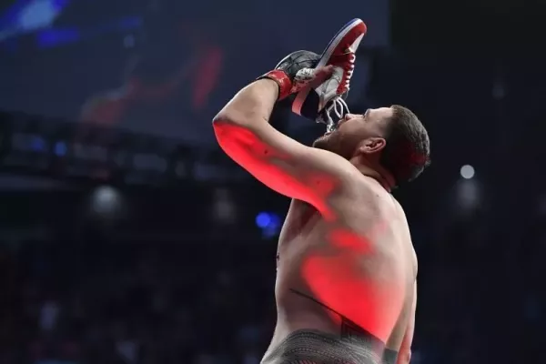 Tomu se říká odvaz! Na zápas v UFC kývl lehce opilý na záchodě