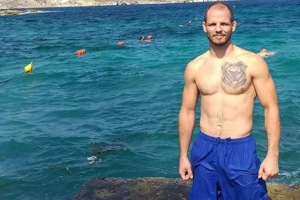 Totální nasazení. Miluje box, odhodí sako a jde do ringu