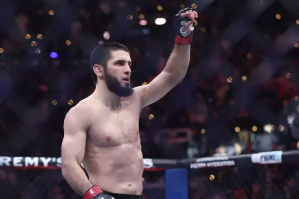 Třesk v UFC. Šampion se vzdal titulu, oznámeny byly další mega bitvy