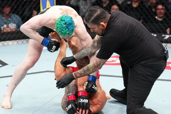 Tvrdý pád veterána UFC. Kopačka z otočky jej vyřadila ze hry