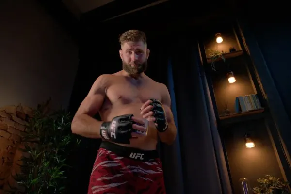 Ty jsi můj pán. Řekneš mi, skoč z okna, já skočím z okna. Procházka vyměnil roli