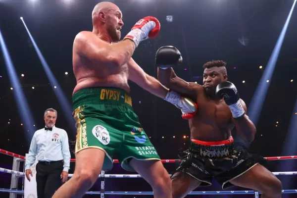 Tyson Fury upřímně kritizuje svůj vlastní výkon a chválí Francise Ngannou