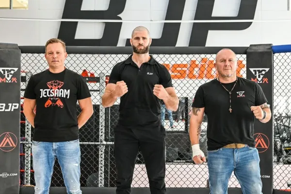 UFC se už třese. Procházka nasadil bojový účes, basu drží i trenér