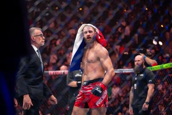 UFC vyznamenala Procházku. Nejzajímavější bojovník se vrací do hry