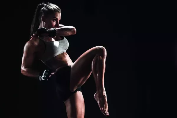 V UFC to nešlo, a tak Ruska vsadila na své hýždě. Odhodila zábrany a uspěla