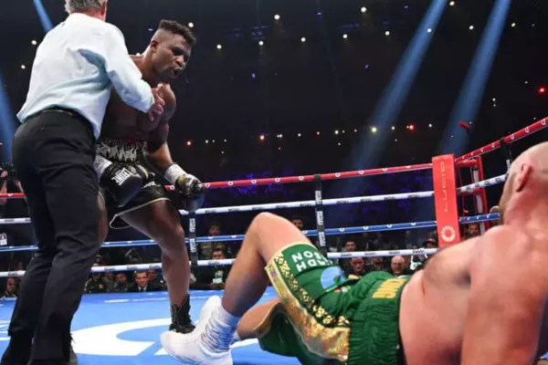 VIDEO: Ngannou poslal Furyho na prdel, ale na vítězství to nestačilo!
