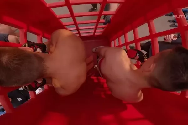 VIDEO: V Rusku se perou i v telefonní budce! Je tohle sport, šílenost?