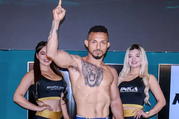 Velké KO v malé kleci. Naskočené koleno zničilo zkušeného bojovníka